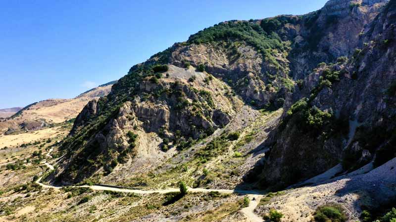 Eine Bergpiste auf Sizilien