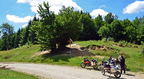 Rast am geschotterten Pass