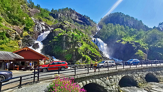 Motorradtour an den Fjorden entlang und über die Bergpässen in Norwegen