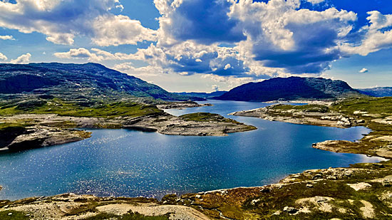 Motorradtour an den Fjorden entlang und über die Bergpässen in Norwegen