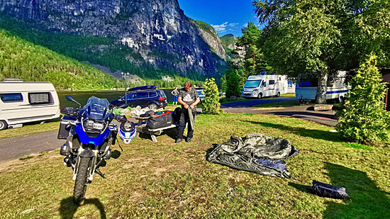 Motorradtour an den Fjorden entlang und über die Bergpässen in Norwegen