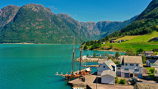 Motorradtour an den Fjorden entlang und über die Bergpässen in Norwegen