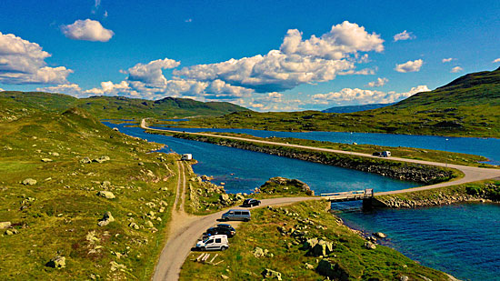 Motorradtour an den Fjorden entlang und über die Bergpässen in Norwegen