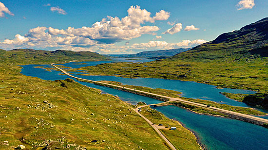 Motorradtour an den Fjorden entlang und über die Bergpässen in Norwegen