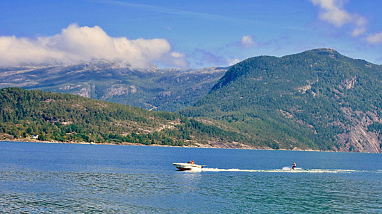 Motorradtour an den Fjorden entlang und über die Bergpässen in Norwegen