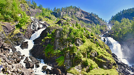 Motorradtour an den Fjorden entlang und über die Bergpässen in Norwegen