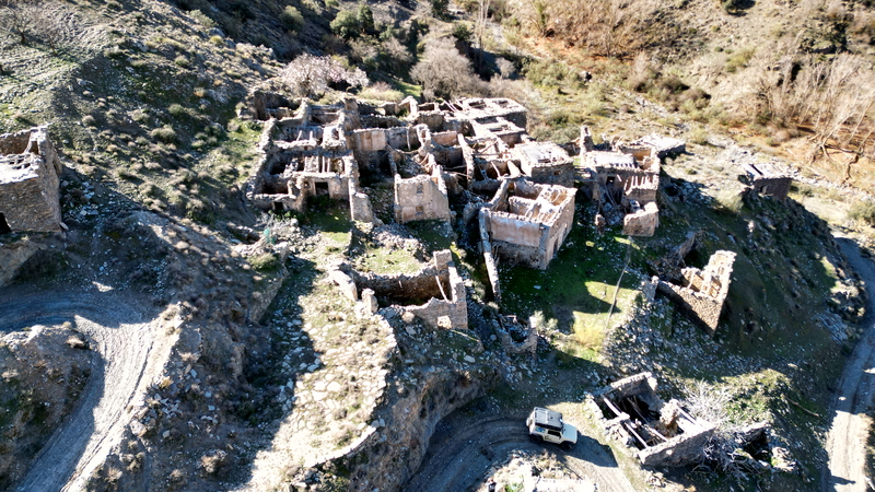 The route goes along off-road tracks through the Sierra Filabres, past mountain villages, observatories, and lots of off-roading.