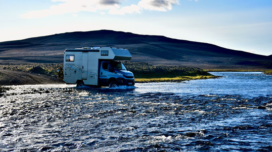 Mit dem 4x4 Truck nach Askja raus eine der schönsten Pisten in Island