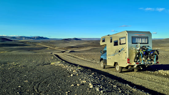 Mit dem 4x4 Truck nach Askja raus eine der schönsten Pisten in Island