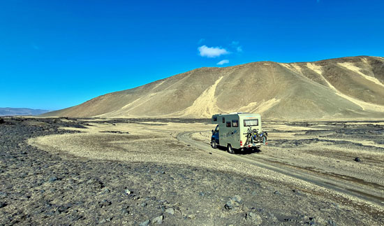 Mit dem 4x4 Truck nach Askja raus eine der schönsten Pisten in Island