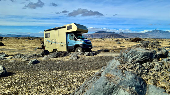 Mit dem 4x4 Truck nach Askja raus eine der schönsten Pisten in Island