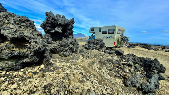 Mit dem 4x4 Truck nach Askja raus eine der schönsten Pisten in Island