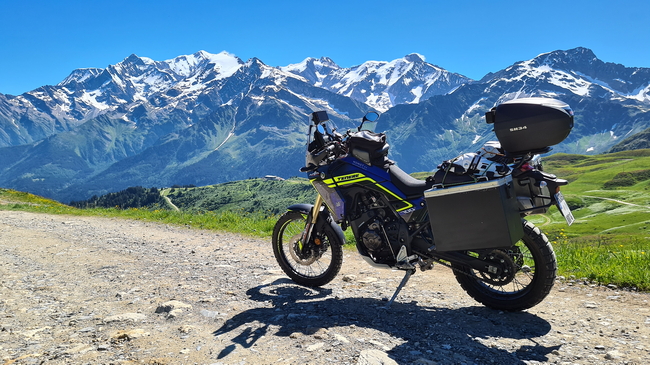 Schotterstrecken in den Westalpen für 4x4 Allrad Geländewagen Offroad fahren in den Seealpen mit dem 4x4 Geländewagen