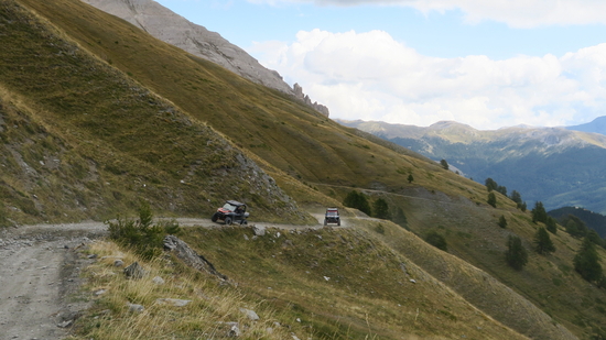 Foto zeigt Side By Side hoch zum Mont Jafferau